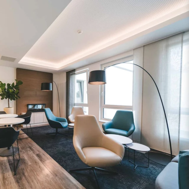 Unser Prestigeprojekt: Lichtdesign für die Klinik von morgen 💡🌍

Die neue Klinik für Manuelle Therapie in Hamm ist ein Meilenstein für unser Team – ein Prestigeprojekt, bei dem wir unsere Expertise in Lichtdesign und Nachhaltigkeit auf höchstem Niveau einsetzen durften. 🏥✨

Mit den innovativen Leuchten von @lightnetgmbh, @foscarinilamps und @tal_lighting haben wir ein Konzept realisiert, das intelligentes Licht mit ästhetischem Design und nachhaltiger Technologie verbindet. Unsere smarten Lösungen lassen es zu, dass verschiedene Lichszenen erzeugt werden können. Gleichzeit sparen LED-Leuchten Energie und schaffen eine Umgebung, die höchsten Komfort bietet. 🔄🌞

Besonders stolz sind wir auf die Wirkung in den Therapieräumen und Patientenzimmern: Hier fördert das Lichtdesign Heilung, Wohlbefinden und ein angenehmes Arbeitsumfeld für die Mitarbeitenden. Ein echtes Vorzeigeprojekt für nachhaltige und innovative Lichtgestaltung! 🌱🤝

Was denkt ihr? Wie wichtig sind euch nachhaltige und durchdachte Lösungen in modernen Gebäuden? 💬

#scharkon #NachhaltigesLichtdesign #Beleuchtungskonzept #Lightnet #Foscarini #TAL #KlinikFürManuelleTherapie #Hamm #InnovativeBeleuchtung #Effizienz #DesignUndFunktion