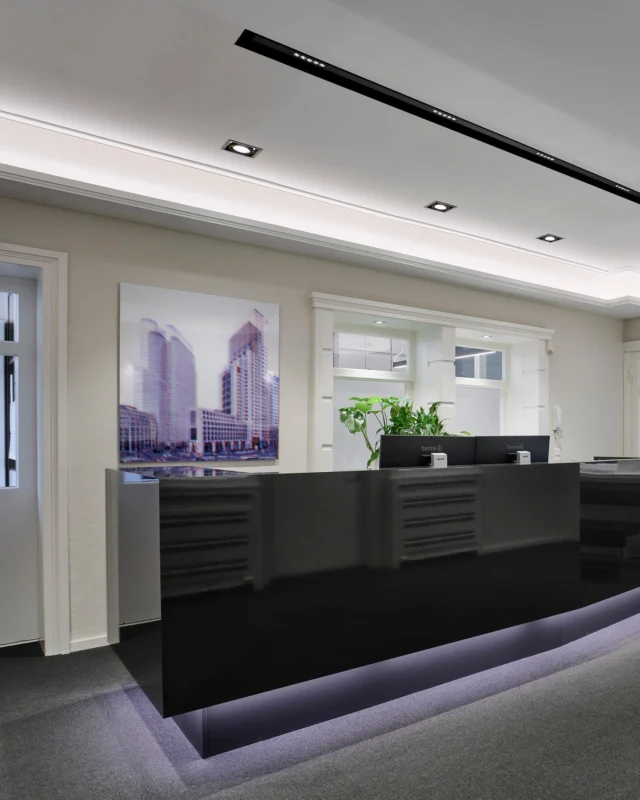 Moderne Lichtlösungen für @fredebeul_immobilien  in Bielefeld 💡🏢

In den Büroräumen von Fredebeul Immobilien sorgt ein neues Lichtkonzept für optimale Arbeitsbedingungen und ein stilvolles Ambiente. ✨ 

Die Innenarchitektin Karin Friedrich-Wellmann setzt dabei auf Leuchten von @lightnetgmbh , @nekolighting und @architechdeutschland, um Funktionalität und Design zu verbinden.

Die minimalistischen Midpoint Leuchten von Lighnet fügen sich nahtlos ins moderne Büro ein und sorgen für eine präzise, blendfreie Ausleuchtung. Ergänzt werden sie durch die hochwertigen Fusion Leuchten von Neko, die mit innovativen Funktionen und eleganter Formensprache überzeugen. Die Architech-Leuchten Venezia schaffen zusätzlich eine flexible Beleuchtung, die sich individuell anpassen lässt – perfekt für die Anforderungen eines modernen Büros. 💼

Das Ergebnis: Ein harmonisches Zusammenspiel aus Licht und Raum, das nicht nur effizient, sondern auch ästhetisch ansprechend ist. 🕯️

Das @studio_roecken_lifestyle von Stephan Röcken hat das Konzept in Szene gesetzt und zeigt, wie Licht in den Büroalltag integriert werden kann. 📸

Wie wichtig ist euch Lichtdesign in Arbeitsräumen? 💬

#scharkon #Lichtdesign #FredebeulImmobilien #Beleuchtungskonzept #Architektur #ModernesArbeiten #Lighnet #Neko #Architech #InteriorDesign