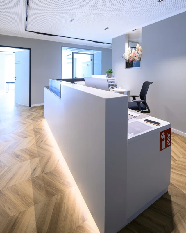 Helle Räume für sensible Themen 💡

In der Gynäkologischen Praxis Dr. med. Julius Wilm sorgt das neue Lichtkonzept für eine moderne, ruhige und vertrauensvolle Atmosphäre. Moderne Downlights, schlanke Lichtlinien und dezente Deckenbeleuchtung, alles aus dem Hause @tal_lighting sorgen für Orientierung und Wohlbefinden – in jeder Situation. ✨

Von der Anmeldung bis zum Behandlungszimmer: Jede Leuchte ist gezielt auf Funktion, Wohlbefinden und Ästhetik abgestimmt. 🌿

Die Planung erfolgte in enger Zusammenarbeit mit @impulspraxiseinrichtung – danke für das starke Projekt! 🤝

#scharkon #Lichtgestaltung #Praxisbeleuchtung #Wohlfühlatmosphäre